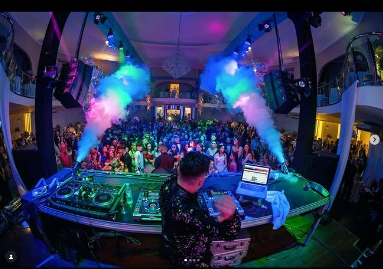 Pista cheia durante evento com DJ Gui Riet