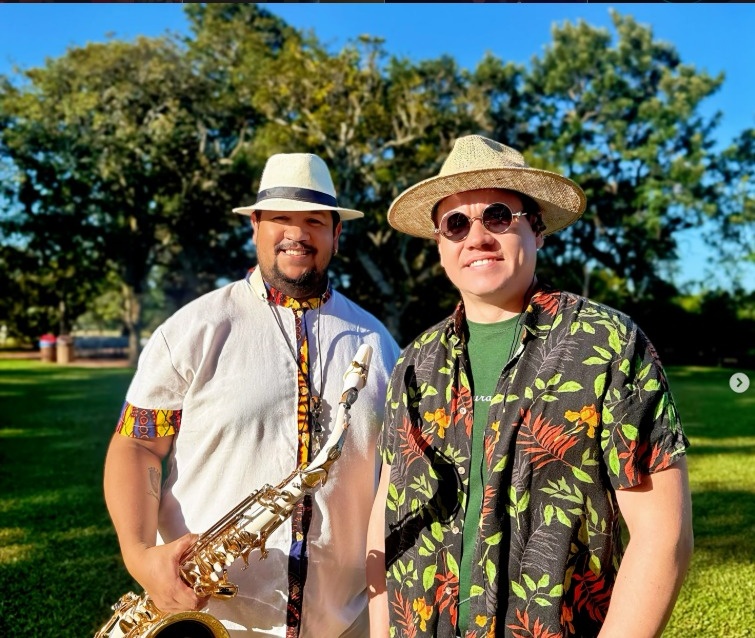 DJ Gui Riet ao lado de saxofonista
