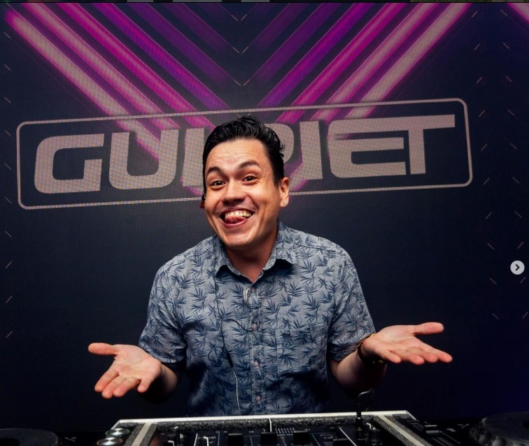 DJ Gui Riet com sua identidade visual ao fundo